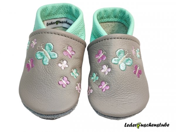 Lederpuschen in steingrau-mint und Stickerei 9 Schmetterlinge (mint-orchidee-rosa-creme)